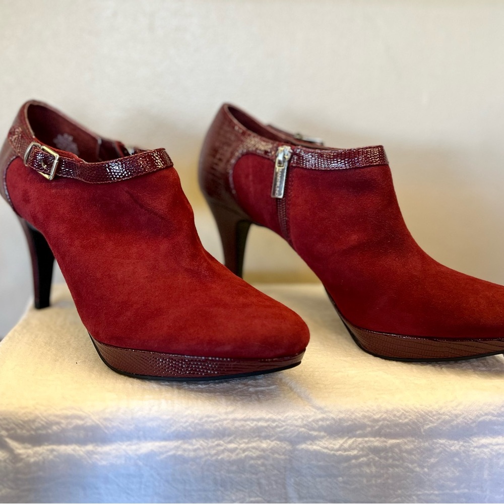 Bandolino Burgundy Suede Heels - Picture 7 of 8